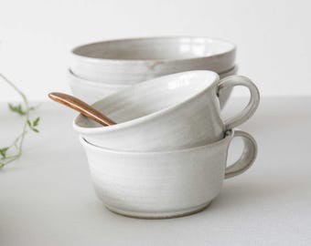Taza de café con leche de cerámica blanca, taza de té, utensilios de cocina rústicos