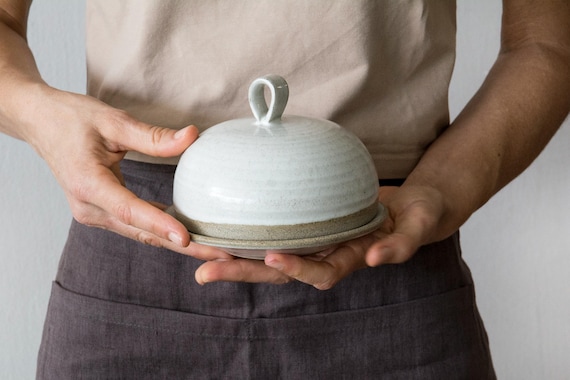 Pottery Round Butter Dish with Lid Primary color: Rustic White