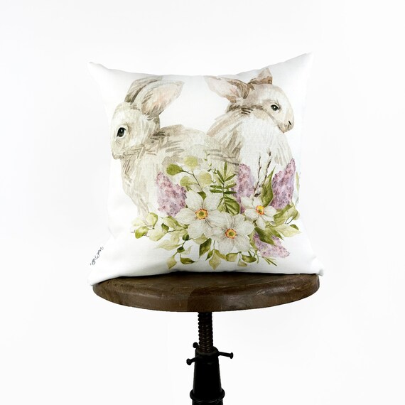 Two Bunnies Sitting in Flowers Easter Bunny Throw Pillows - Etsy Denmark
