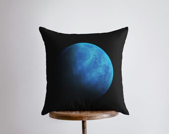 Op de afbeelding: Een zwart kussen met een blauw planeetontwerp. De planeet is lichtblauw met een donkerblauw swirl-patroon.