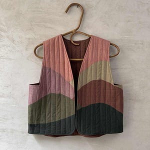 Chaleco acolchado de algodón orgánico con estampado paisajístico: diseño reversible tejido a mano.