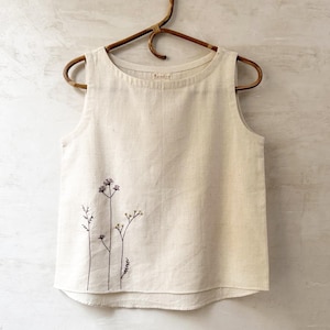 Ärmelloses Top aus handgesponnener Bio-Baumwolle: Handgewebt mit natürlichen Farbstoffen, Handstickerei