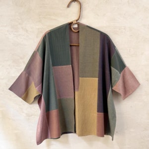 Mantella patchwork in cotone biologico: oversize, tessuta a mano, con tinture naturali