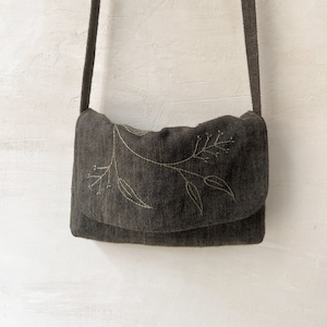 Handytasche aus Leinen mit langem Schulterriemen, handbestickt, charcoal, sofort versandfertig