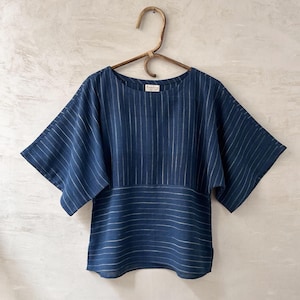 Top aus handgesponnener Bio-Baumwolle: Kimonoärmel, Naturweiß, Erdfarben