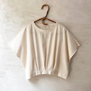 Oversized Top aus Bio Baumwolle: Handgewebtes Top mit Hängeoptik und Kellerfalten