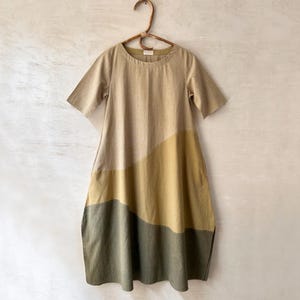 Vestido midi de algodón orgánico con corte en A: tejido a mano con tintes naturales, manga corta.