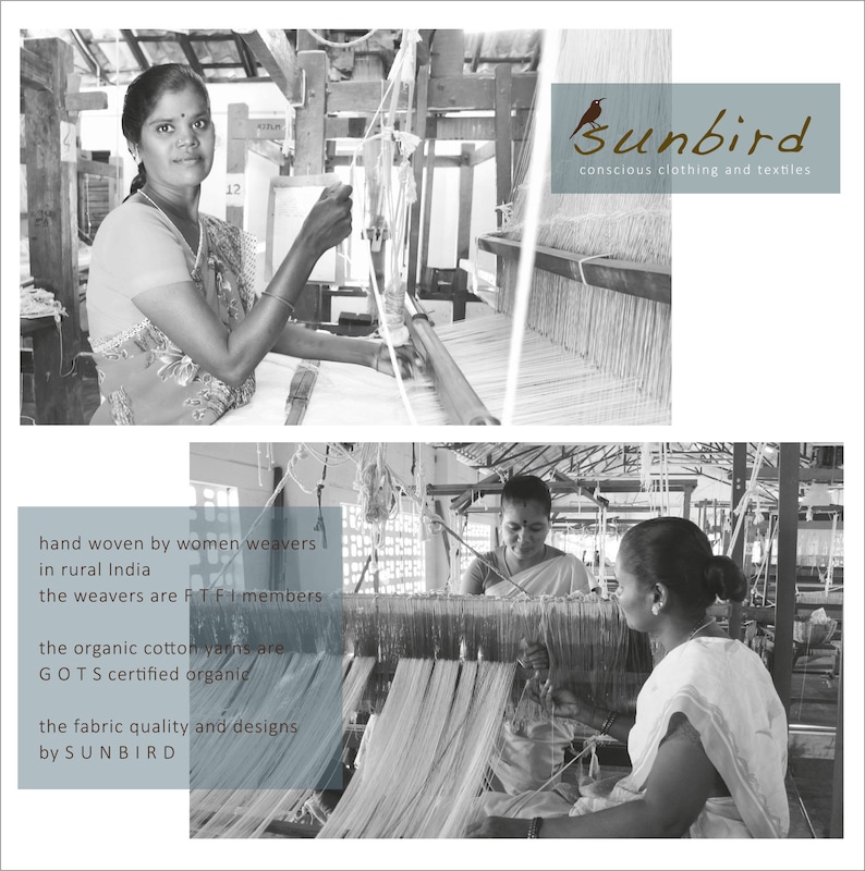 K&ouml;nnte beinhalten: Schwarz-Wei&szlig;-Bild von Frauen, die an Webst&uuml;hlen weben. Das Bild enth&auml;lt den Text "Sunbird conscious clothing and textiles". Zus&auml;tzlicher Text besagt, dass der Stoff von Weberinnen in l&auml;ndlichen Indien handgewebt wird.