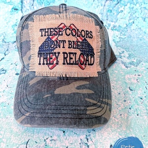 Vuxenkeps med märke "These Colors Reload"