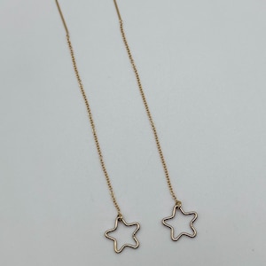 Złote kolczyki z gwiazdkami: łańcuszek ze srebra próby 925