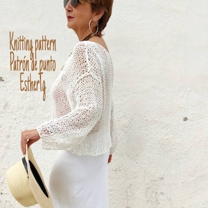 Pu&ograve; includere: Top bianco all'uncinetto con vestibilit&agrave; ampia e maniche lunghe. Il top presenta un delicato motivo traforato. Il testo "Knitting pattern Patr&oacute;n de punto Estherlg" &egrave; visibile nell'immagine.