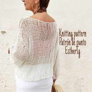 Pu&ograve; includere: Top bianco all'uncinetto con una vestibilit&agrave; ampia e una scollatura ampia. Il top &egrave; realizzato con un delicato motivo a punto aperto. Il testo "Knitting pattern Patr&oacute;n de punto Esthertg" &egrave; visibile nell'immagine.