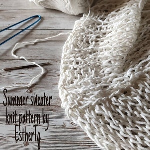 Pu&ograve; includere: Tessuto all'uncinetto bianco con un motivo a maglia larga. Il tessuto &egrave; steso su una superficie di legno bianco con un gomitolo di filo e ferri da maglia. Il testo "Summer sweater knit pattern by EstherTg" &egrave; visibile nell'immagine.