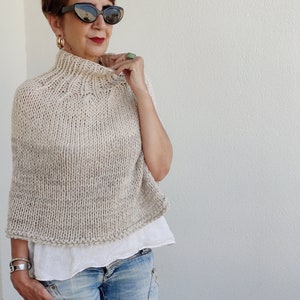 Handgestrickter Wollponcho, beiger Damenponcho, Rollkragenpullover aus Wolle mit zwei Nadeln, neutraler Strick, dicker Wollponcho,