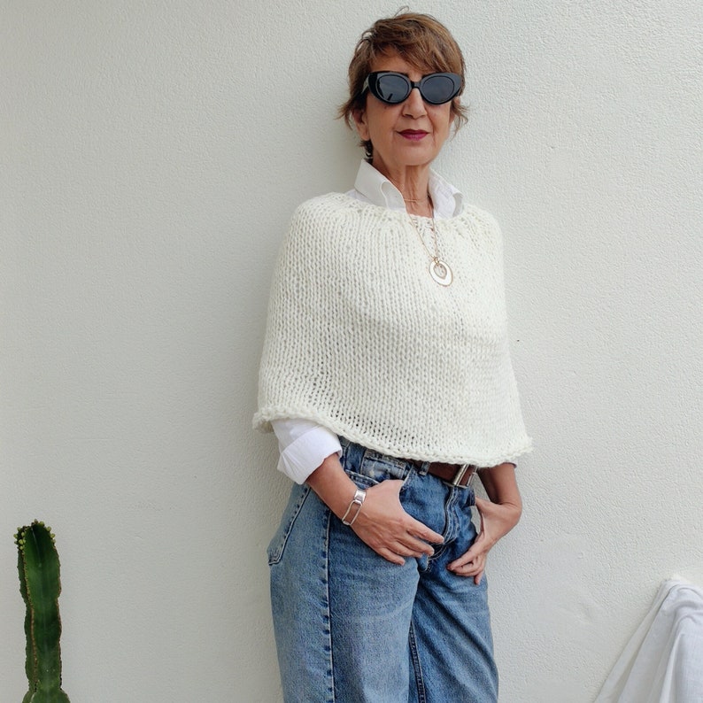 Poncho in lana da donna, scialle in lana lavorato a mano, poncho in lana primaverile, poncho color crema da donna, mantello in lana a due aghi immagine 10