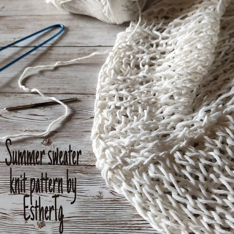 Pu&ograve; includere: Tessuto all'uncinetto bianco con un motivo a maglia larga. Il tessuto &egrave; steso su una superficie di legno bianco con un gomitolo di filo e ferri da maglia. Il testo "Summer sweater knit pattern by EstherTg" &egrave; visibile nell'immagine.