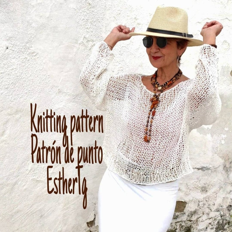 Pu&ograve; includere: Top bianco all'uncinetto con una vestibilit&agrave; ampia e una scollatura ampia. Il top &egrave; indossato da una persona che indossa un cappello di paglia e occhiali da sole. Il testo "Knitting pattern Patr&oacute;n de punto Esthertlg" &egrave; visibile nell'immagine.