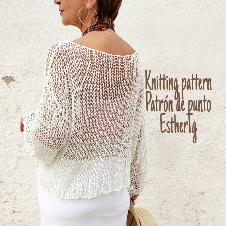 Pu&ograve; includere: Top bianco all'uncinetto con una vestibilit&agrave; ampia e una scollatura ampia. Il top &egrave; realizzato con un delicato motivo a punto aperto. Il testo "Knitting pattern Patr&oacute;n de punto Esthertg" &egrave; visibile nell'immagine.