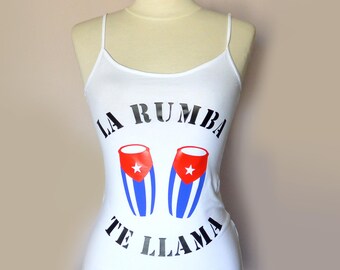 Witte tank boven "Sambaballen u Lama" met conga's.