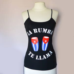 Black tank &quot;La rumba te llama&quot; with congas.