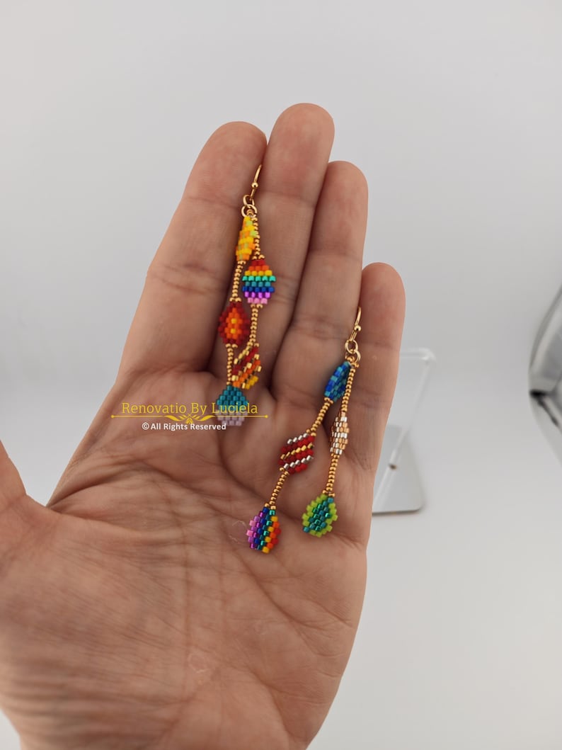 K&ouml;nnte beinhalten: Rustikales Holzschild mit dem Text "Welcome to our home" in wei&szlig;er Schrift. Das Schild hat eine verwitterte Oberfl&auml;che und ein schlichtes, einladendes Design, ideal f&uuml;r die Eingangsbereichsdekoration.