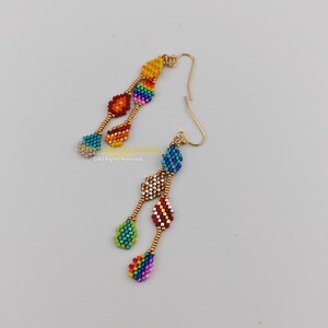 K&ouml;nnte beinhalten: Handgemachtes Holzschild mit dem Text "Welcome to our home" in handschriftlichem Stil. Das Schild ist wei&szlig; lackiert mit einem Used-Look und einem dunkelbraunen Rand. Ein kleines, dekoratives Herz ist unten angebracht.