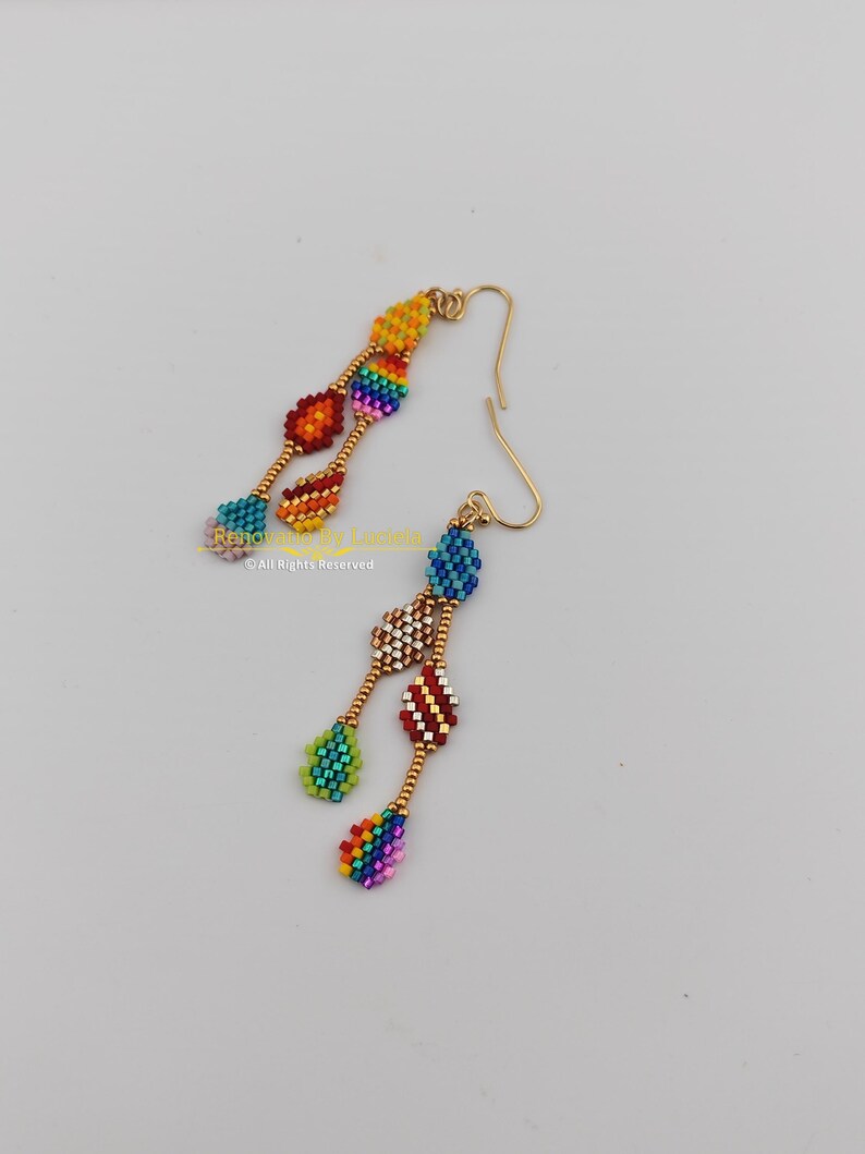 K&ouml;nnte beinhalten: Handgemachtes Holzschild mit dem Text "Welcome to our home" in handschriftlichem Stil. Das Schild ist wei&szlig; lackiert mit einem Used-Look und einem dunkelbraunen Rand. Ein kleines, dekoratives Herz ist unten angebracht.