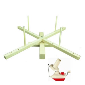 Peut inclure: Un enrouleur de fil en bois blanc avec quatre fuseaux et un enrouleur de fil en plastique blanc avec une manivelle rouge.