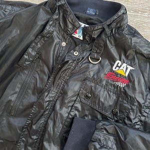 Jaqueta bomber vintage dos anos 80 da CAT Racing com bordados da IndyCar, Caterpillar e NASCAR. imagem 7