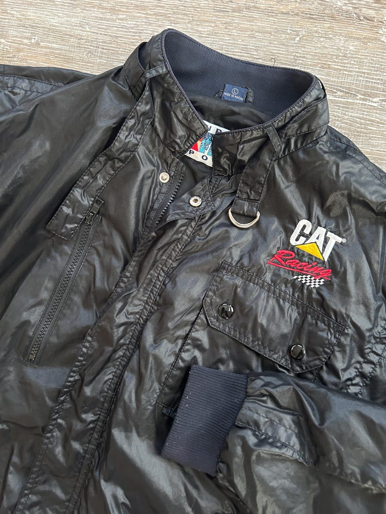 Jaqueta bomber vintage dos anos 80 da CAT Racing com bordados da IndyCar, Caterpillar e NASCAR. imagem 7