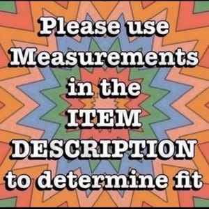 Pode incluir: Uma placa de madeira r&uacute;stica com o texto "Welcome to our home" em letras brancas. A placa apresenta um acabamento desgastado e um design simples e convidativo, perfeito para a decora&ccedil;&atilde;o da porta da frente.