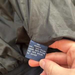 Pode incluir: Um conjunto de tr&ecirc;s canecas de cer&acirc;mica com acabamento fosco e salpicado. As canecas s&atilde;o em tons de creme, cinza claro e cinza escuro. Cada caneca tem um design simples e minimalista, perfeito para caf&eacute; ou ch&aacute;.