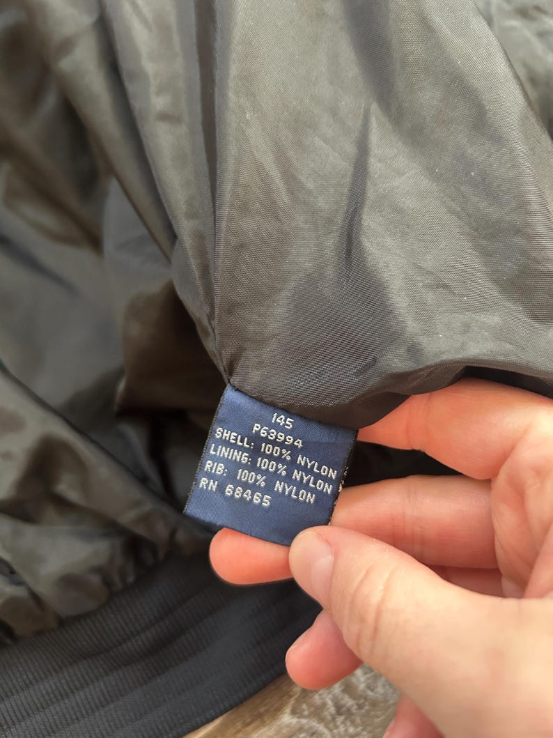 Pode incluir: Um conjunto de tr&ecirc;s canecas de cer&acirc;mica com acabamento fosco e salpicado. As canecas s&atilde;o em tons de creme, cinza claro e cinza escuro. Cada caneca tem um design simples e minimalista, perfeito para caf&eacute; ou ch&aacute;.