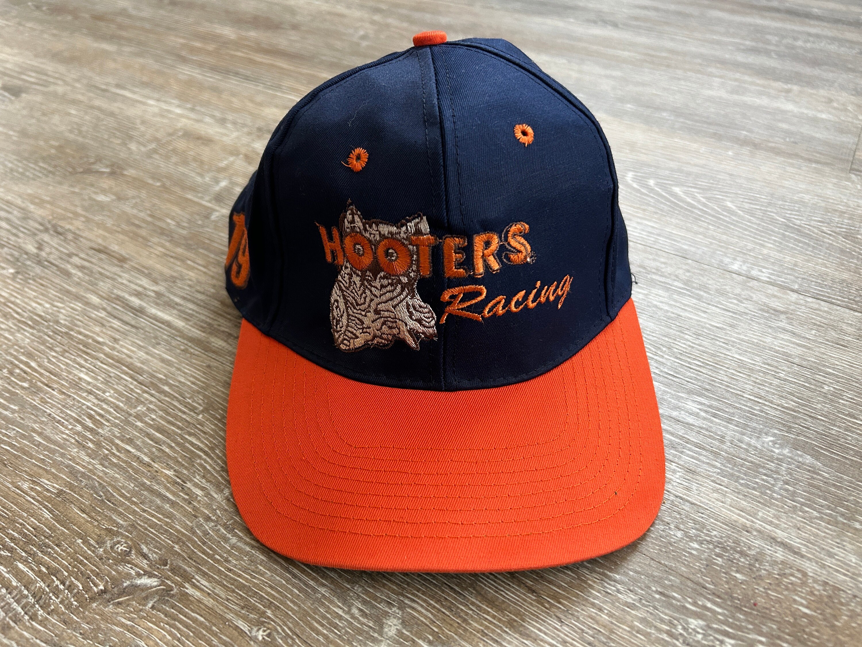 Hooters Mens Trucker Hat Green Snapback Hunting Fishing 90s Logo