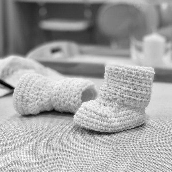 CROCHET PATTERN baby booties ⨯ shoes boots ⨯ gender neutral uggs ⨯ worsted weight ⨯ PDF download ⨯ Cozy Cuff Baby Booties by Warm and Woolly