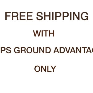 Pode incluir: Texto castanho sobre fundo branco: "FRETE GR&Aacute;TIS COM USPS GROUND ADVANTAGE SOMENTE". O texto est&aacute; centrado e empilhado, cada linha est&aacute; em uma linha separada, em uma fonte com serifa.