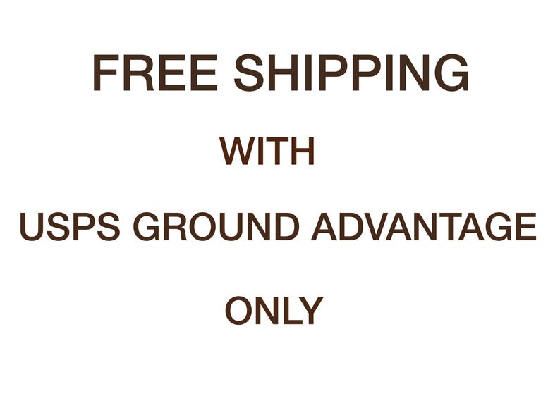 Pode incluir: Texto castanho sobre fundo branco: "FRETE GR&Aacute;TIS COM USPS GROUND ADVANTAGE SOMENTE". O texto est&aacute; centrado e empilhado, cada linha est&aacute; em uma linha separada, em uma fonte com serifa.