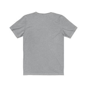 Puede incluir: Una camiseta de manga corta de color gris jaspeado.