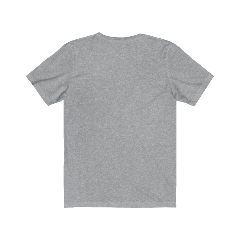 Puede incluir: Una camiseta de manga corta de color gris jaspeado.