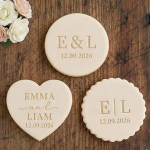 Gepersonaliseerde verlovingskoekjesuitsteker fondantstempel met namen en datum trouwbedankje