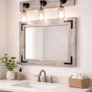 Pu&ograve; includere: Un set di tre tazze in ceramica con finitura opaca e macchiettata. Le tazze sono nei toni del crema, grigio chiaro e grigio scuro. Ogni tazza ha un design semplice e minimalista, perfetto per caff&egrave; o t&egrave;.