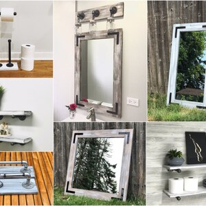 Pu&ograve; includere: Una collezione di accessori e decorazioni rustiche per il bagno. Include un portarotolo di carta igienica in tubo nero e legno, uno specchio incorniciato con angoli neri e mensole sospese con staffe a tubo. Tavolozza di colori neutra.