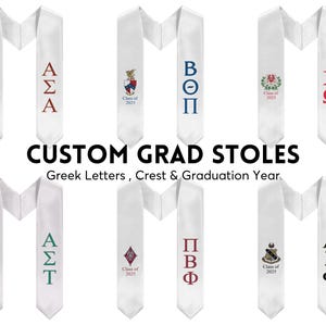 Könnte beinhalten: Weiße Abschlussstolen mit griechischen Buchstaben, Wappen und dem Jahr "Class of 2025" in verschiedenen Farben. Der Text "CUSTOM GRAD STOLES" und "Greek Letters, Crest & Graduation Year" sind ebenfalls zu sehen.