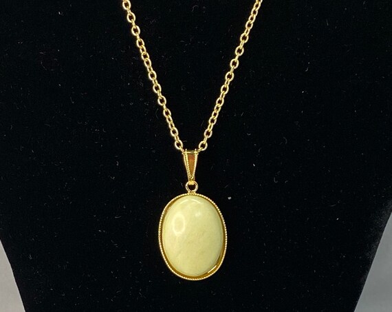 20" chalcedony pendant on gold