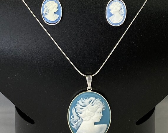 18" blue and white cameo pendant and earring set