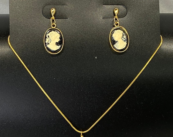 18" black and cream cameo pendant and earring set in gold with post earrings