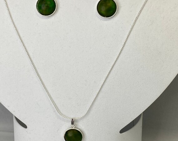 18" round green pendant earring set