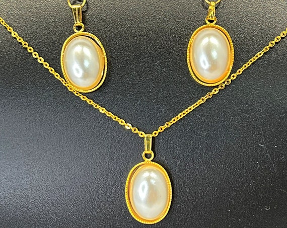 Pearl pendant and earring sets
