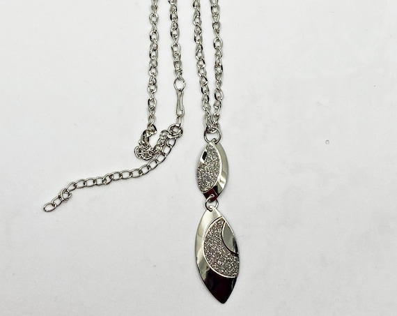 19" glitter silver pendant with 3" extender