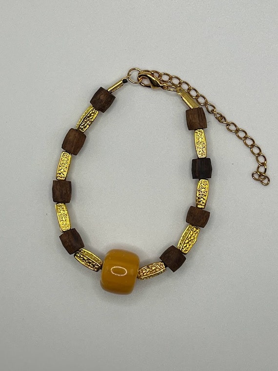 8" wood and gold bead bracelet